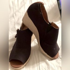 Woman’s size 10 wide shoe